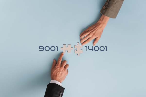 2 personnes assemblant un puzzle, pour symboliser la synergie entre l'iso 9001 et l'iso 14001