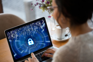 femme devant son pc portable protégé par l'iso iec 27001