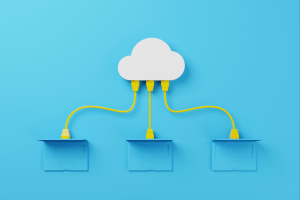 nuage représentant des données informatiques, connecté à 3 pc bleus par des cables jaunes, pour illustrer l'iso iec 27001