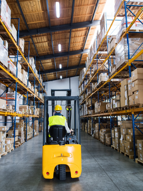 engin de chantier roulant dans un entrepôt logistique MASE