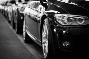 voiture noire vue de face - iatf