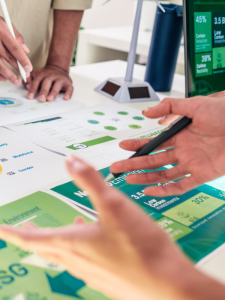 gros plan sur des mains et des statistiques pour illustrer l'iso 14001, norme iso 14001