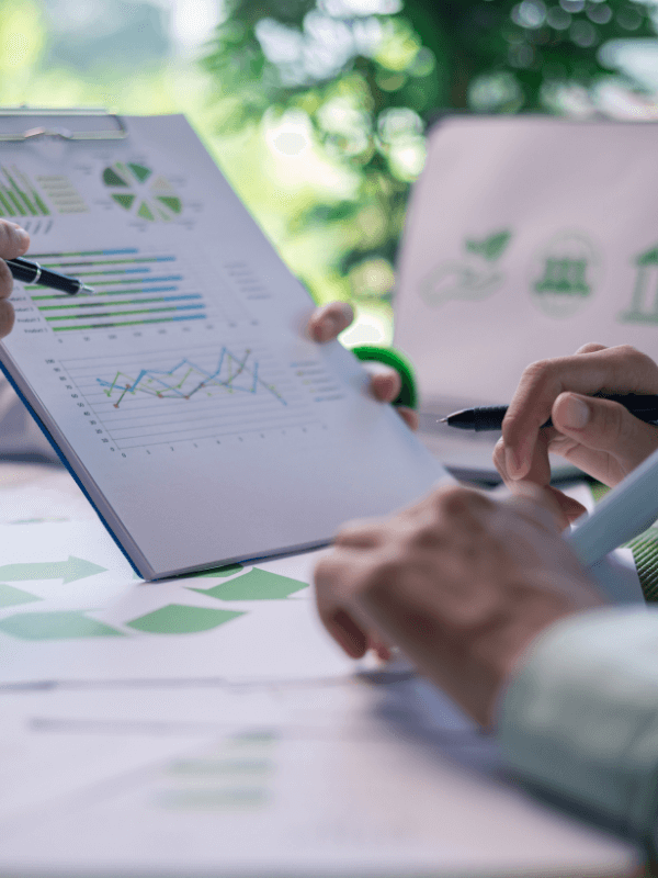 2 personnes qui comparent les indicateurs de la norme iso 26000