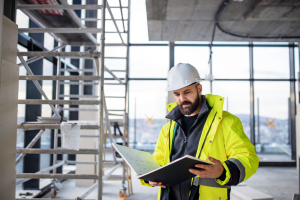 ouvrier procédant à une inspection selon la norme iso 17020 sur un chantier