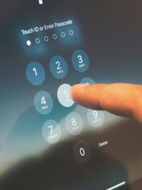 doigt tapant sur un écran pour mettre un code iso 27001