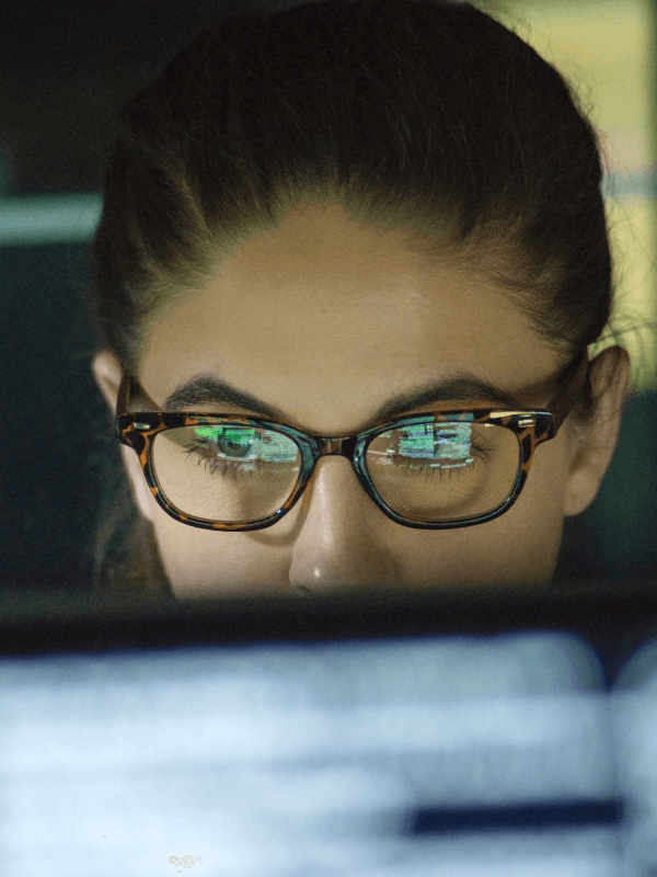 employée réalisant une veille règlementaire sur les normes iso