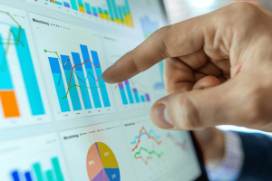 Gros plan sur un tableau de bord KPI d'une norme qualité