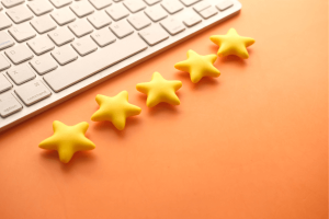 étoiles et clavier de pc sur fond orange - norme qualité qse