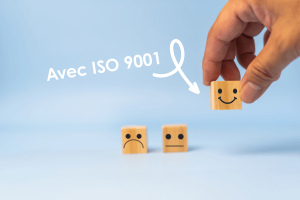 Petits cubes en bois avec smileys pour symboliser la satisfaction client et la qualité