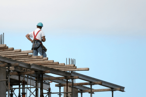 ouvrier travaillant en sécurité grâce au management qse