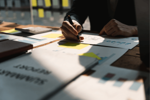 close up sur une personne analysant les indicateurs clés d'un management qse