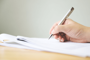 gros plan sur une main tenant un stylo pour le duer