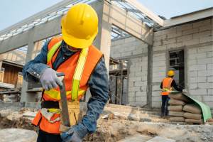 Ouvrier sur un chantier assuré par le MASE