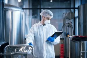 ouvrier agro en train de remplir un formulaire de culture sécurité alimentaire
