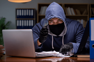 inconnu en train de consulter ou voler des données privées