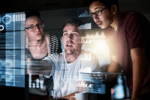 salariés en train de mettre en place l'iso 27701 pour protéger les données