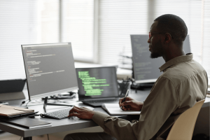 employé de bureau sur son pc en train de mettre en place la norme 27001