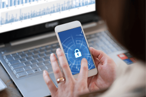 gros plan sur un smartphone verrouillé dans le cadre de l'iso 27001