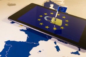carte de l'europe avec un smartphone pour illustrer le rgpd