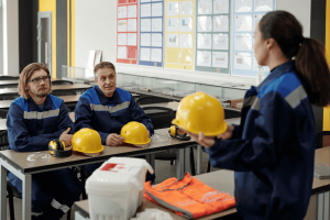 ouvriers en formation sur la norme iso 45001 et la sécurité au travail