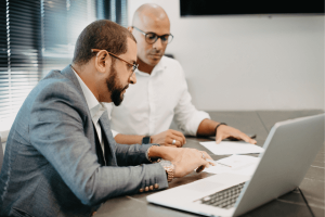 accompagnement iso - ISO 9001 - Quimper Brest 2 personnes côte à côte face à un PC lors d'un coaching qse