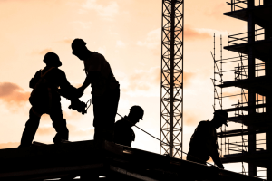 ouvriers sur un chantier au soleil couchant - la certification mase