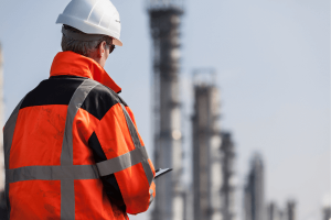 consultant mase industrie - ISO 9001 - Quimper Brest consultant mase dans une usine chimique, vu de dos