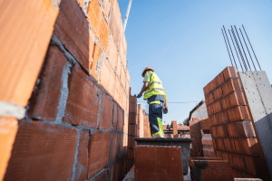 sst 14001 etr 45001 - L'ISO 14001 et 45001, le duo dont votre entreprise a besoin ! - Quimper Brest ouvrier sur un chantier certifié iso 14001 et 45001