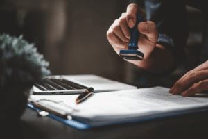 gros plan sur un tampon de certification sur un document