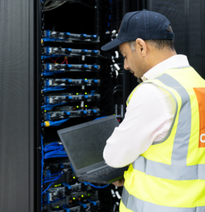salarié Orange intervenant sur un datacenter